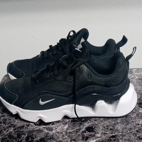 Women's Nike Black and White Sneakers Size 7.5 - Picture 3 of 6